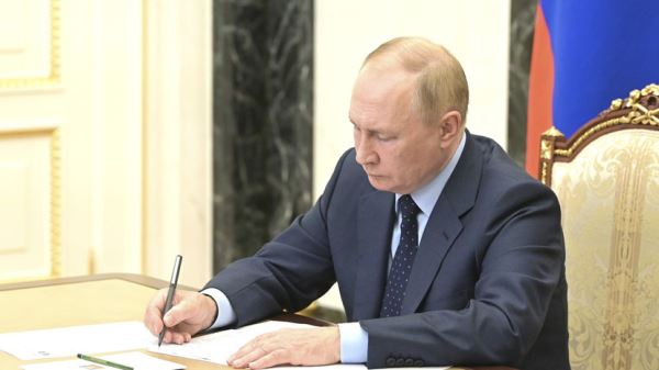 Путин подписал закон о возвращении части НДФЛ работающим родителям с детьми